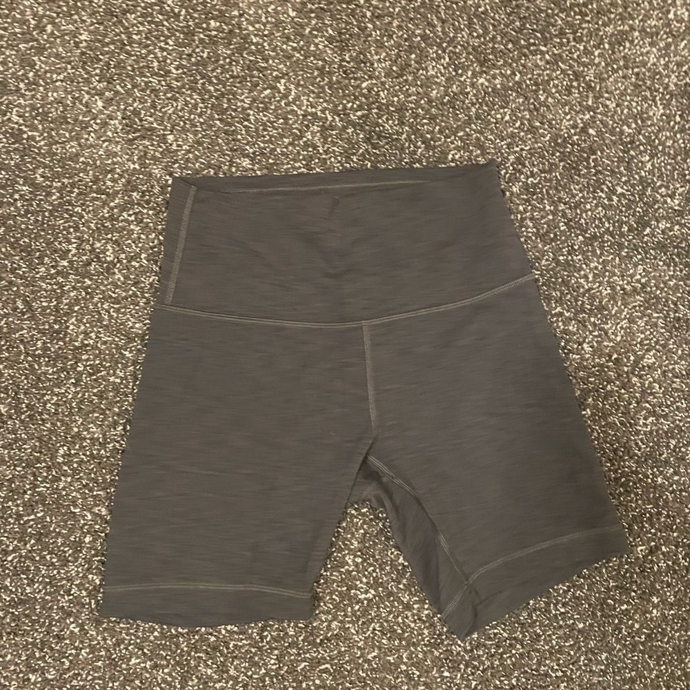Women's Wunder Train high rise short 6” Gray